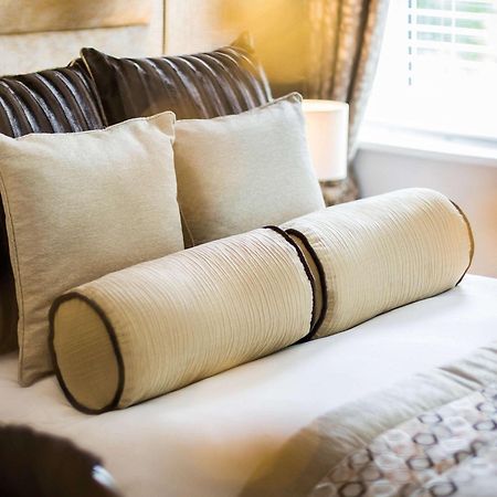 Worldhotels Distinctive Woughton House Hotel Milton Keynes Eksteriør billede