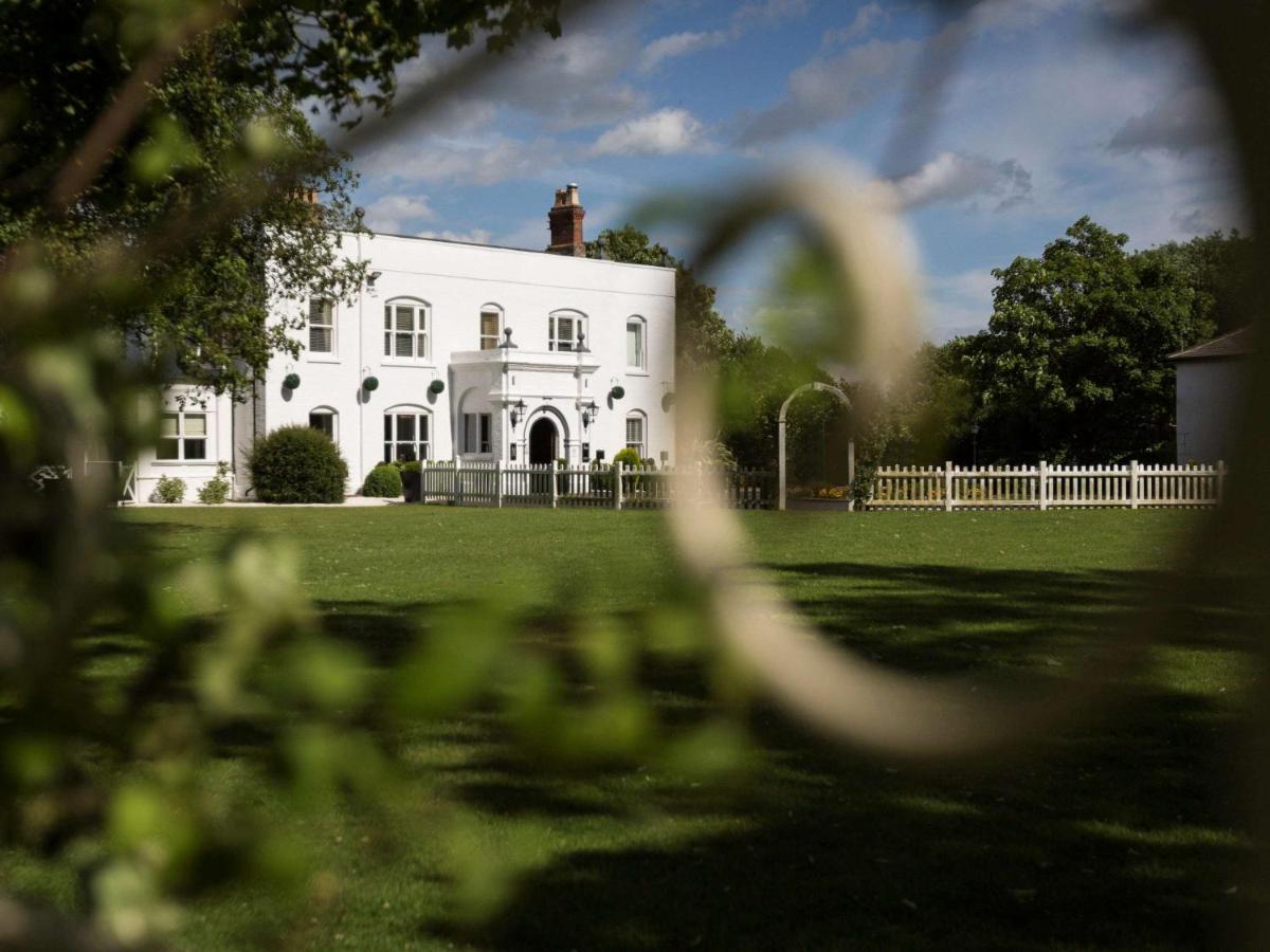 Worldhotels Distinctive Woughton House Hotel Milton Keynes Eksteriør billede